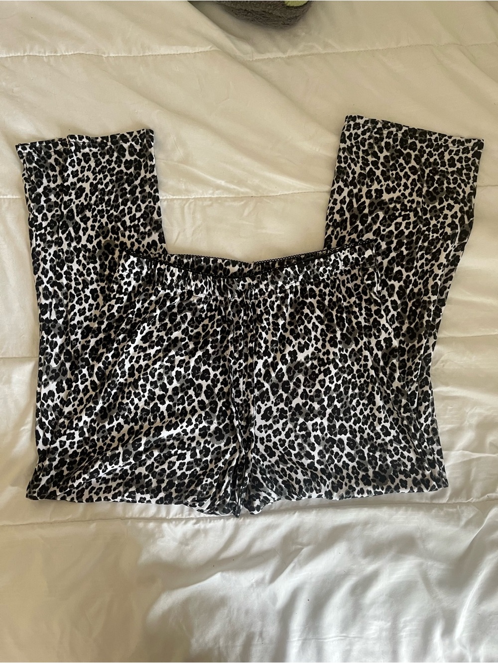 Tahari Black & White Leopard Print Sleep Pants